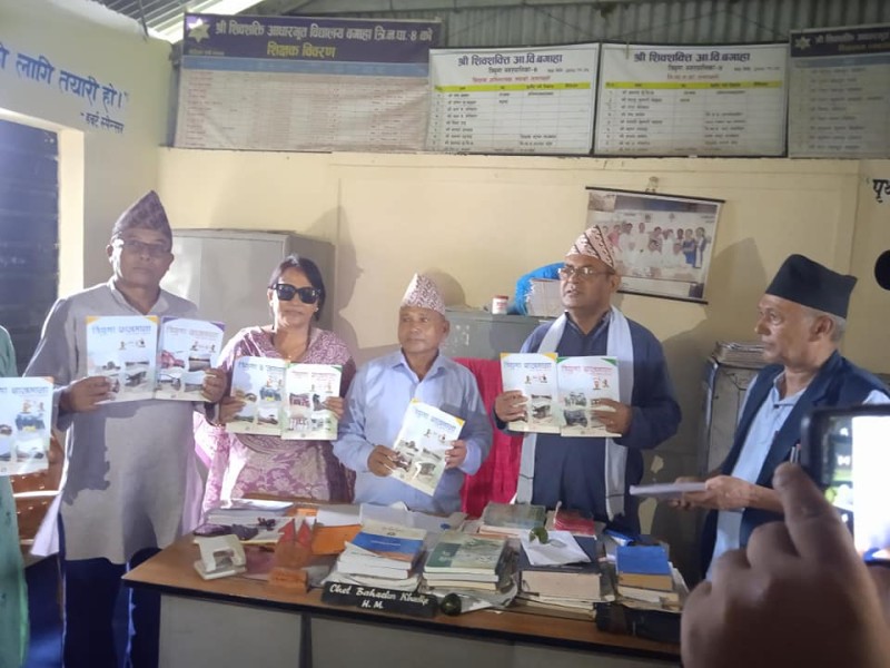 उदयपुरको त्रियुगा नगरपालिकामा स्थानीय पाठ्यपुस्तक विद्यालयमा वितरण सुरु